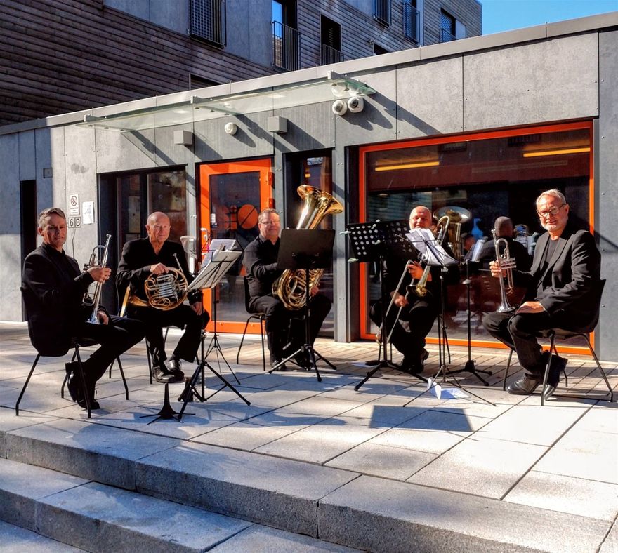 Her spiller vi på åpningen av nytt hybelhus på HiØ/Remmen i 2021. Bjørn og Jan Åge vikarierer på henholdsvis horn og trombone. Flinke folk!